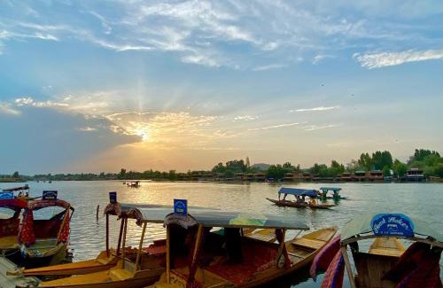 Dal Lake Boat Rental | Green Paradise Houseboat - Centrally Heated