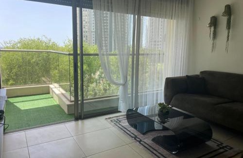 Bat Yam Apartment | Green Paradise