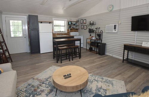 Utopia Cabin | Green River Cabin- Sleeps 2
