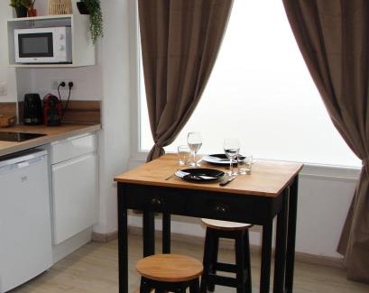 Valentigney Apartment | Green room