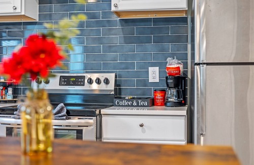 Atlanta Apartment | Green Serene – Furnished 3BR Near Downtown ATL w/Games, Porch & Coffee Bar