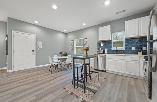 Atlanta Apartment | Green Serene – Furnished 3BR Near Downtown ATL w/Games, Porch & Coffee Bar
