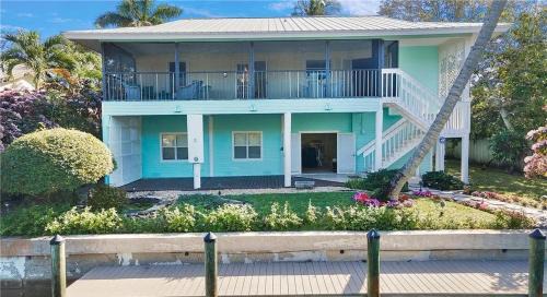 East Naples House | Green Turtle Boathouse HOT TUB view of the canal