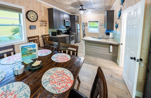 Spanish Wells House | Green Turtle/Free Golf Cart and Kayak/Sand Path to beach/Quiet dead end Street