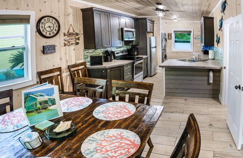 Spanish Wells House | Green Turtle/Free Golf Cart and Kayak/Sand Path to beach/Quiet dead end Street