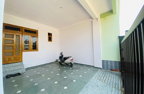 Varanasi Apartment | Green View Apartment,Entire 2 bedroom apartment with private kitchen and parking