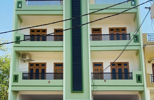 Varanasi Apartment | Green View Apartment,Entire 2 bedroom apartment with private kitchen and parking
