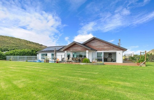 Onerahi House | Green View - Parua Bay Holiday Home