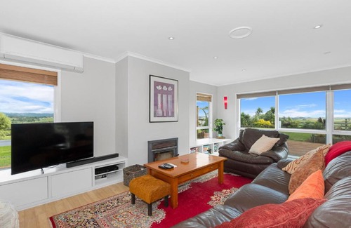 Onerahi House | Green View - Parua Bay Holiday Home
