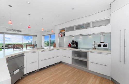 Onerahi House | Green View - Parua Bay Holiday Home
