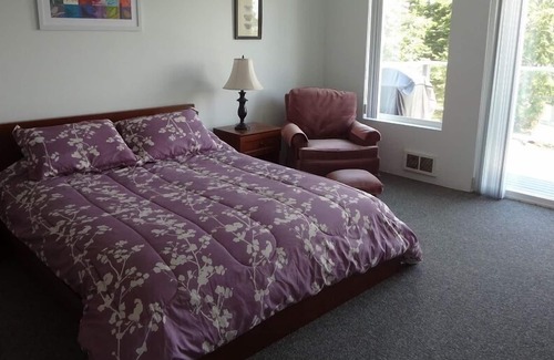 Greenbank House | Greenbank Getaway - Sunlit 2 Bedroom Retreat