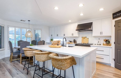 Greenfield Lakes House | Greenfield l Heated Pool l On Golf Course