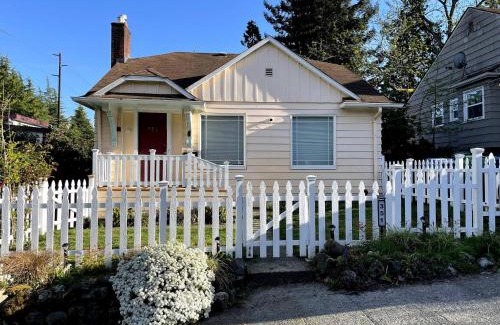 Wallingford House | Greenlake Craftsman - Hot Tub, AC, Dog Friendly