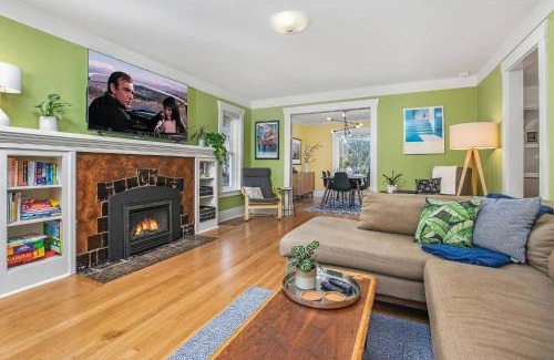 Wallingford House | Greenlake Craftsman - Hot Tub, AC, Dog Friendly