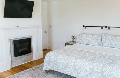 Boothbay Harbor Hotel | Greenleaf Inn Room 4 – Gorgeously Renovated Corner King w/Harbor & Island Views!