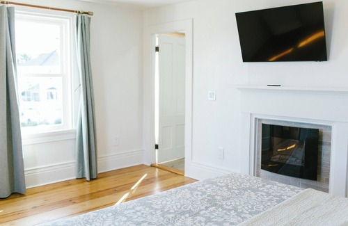 Boothbay Harbor Hotel | Greenleaf Inn Room 4 – Gorgeously Renovated Corner King w/Harbor & Island Views!
