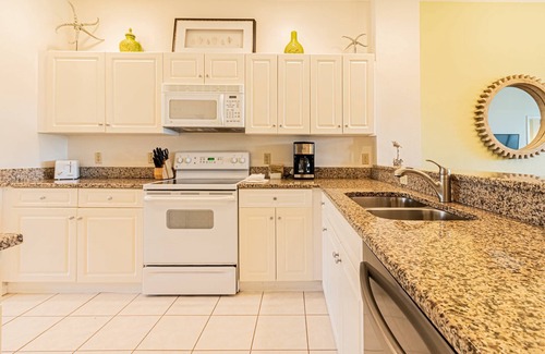 Naples Condo | Greenlinks/Lely Condo-2nd floor 1200 bldg. with lake view, den w/TV/Sleeper sofa & office/work space