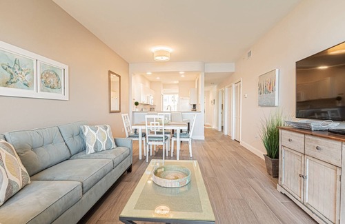 Naples Condo | Greenlinks/Lely: Updated Coastal Condo w/Office space-Lake/Golf Views-Resort Amenities