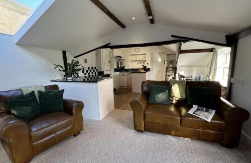 Bugford House | Greenswood Cottage - Cosy cottage, rural location, beautiful landscaped gardens with pond and lake