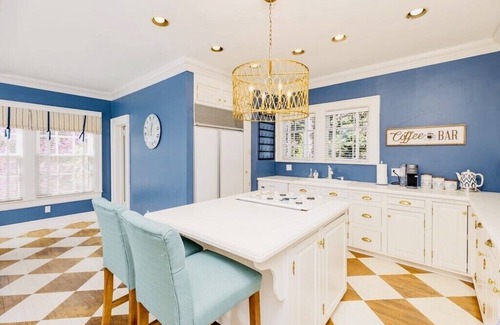 High Point House | Greenway Manor Updated 6BR Historic Luxury Close to HPU and Furniture Market
