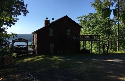 Bee Branch Cabin | Greers Ferry Lake - Crockett's Escape Cabin with 6 person hot tub