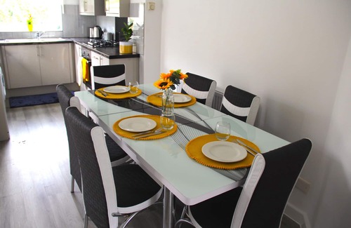 Custom House House | Gresham Home - Best Location and Easy Access to Excel Centre London
