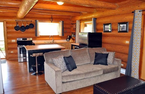 Golden Cabin | Grey Owl Lodge. Cozy log cabin with spectacular views and hot tub!
