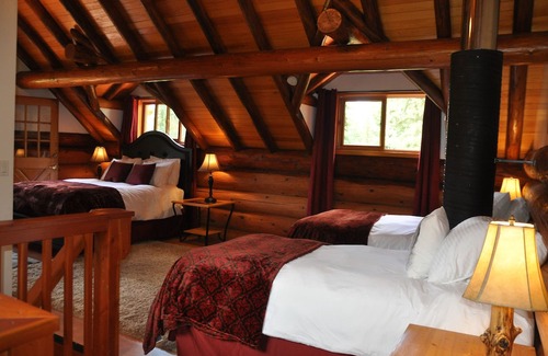 Golden Cabin | Grey Owl Lodge. Cozy log cabin with spectacular views and hot tub!