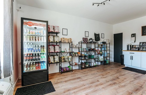 Waynesboro Apartment | Grey Pine Lodge | King Deluxe | Pet-Friendly! | BEST Location & Amenities!