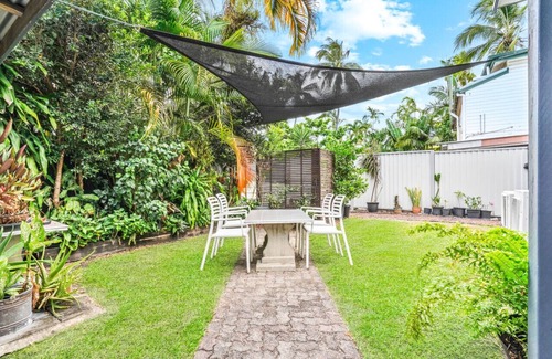 Cairns North Apartment | Grey Whale Anchor Inn- Affordable & Cosy Stay Near the Great Barrier Reef – Perfect for Explorers!