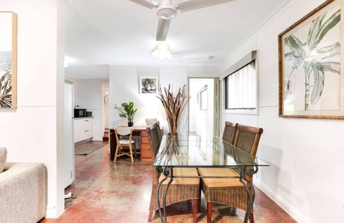 Cairns North Apartment | Grey Whale Anchor Inn U5- Discover Cairns: Comfort on a Budget!