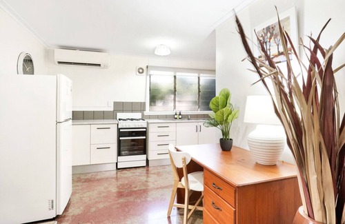 Cairns North Apartment | Grey Whale Anchor Inn U5- Discover Cairns: Comfort on a Budget!