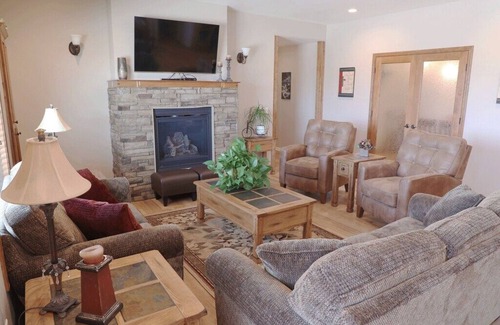 Heyburn House | Greystone Crossing Suite #12