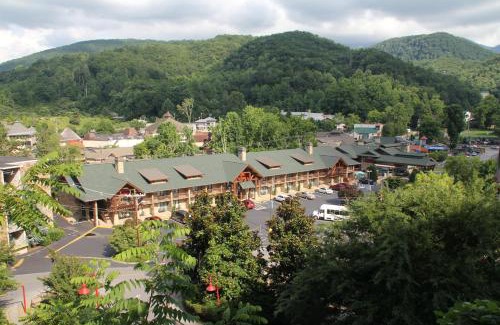 Gatlinburg Hotel | Greystone Lodge on the River