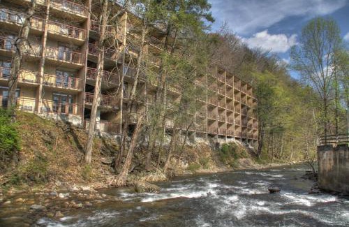 Gatlinburg Hotel | Greystone Lodge on the River
