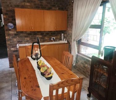 Leeupoort Apartment | Greywie se Boshuisie