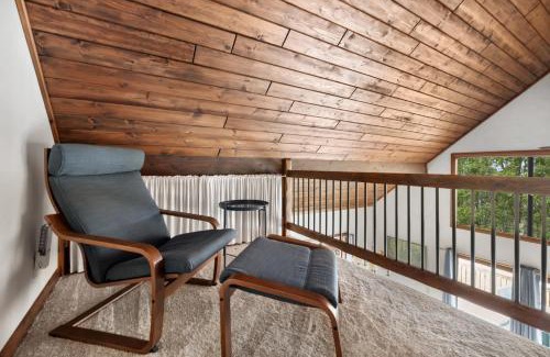 Berkeley Springs House | Grill Fire Pit WiFi Deck Hammock Games & Dogs