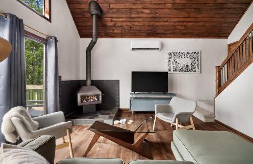 Berkeley Springs House | Grill Fire Pit WiFi Deck Hammock Games & Dogs