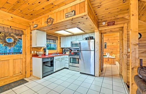Pigeon Forge Cabin | 'Grin N Bear It' Cabin w/Hot Tub + Fire Pit!