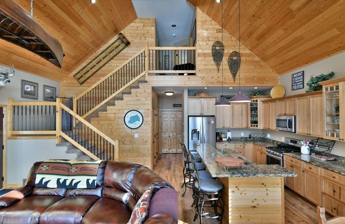 Hayward Ski Chalet | Grindstone Getaway-Beautiful chalet on the shores of Grindstone Lake.