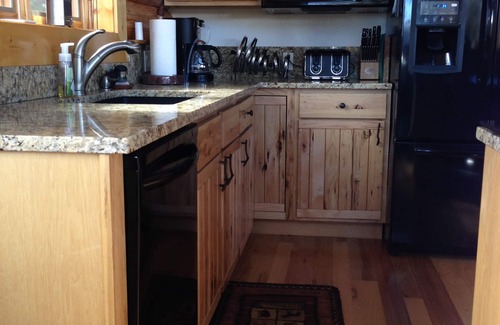 Twin Lakes Cabin | Grinning Bear Lodge at Twin Lakes offers beautiful mountain views