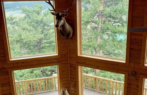 Twin Lakes Cabin | Grinning Bear Lodge at Twin Lakes offers beautiful mountain views