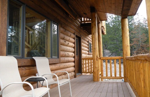 Twin Lakes Cabin | Grinning Bear Lodge at Twin Lakes offers beautiful mountain views