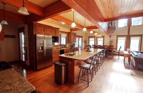 Angel Fire House | Grinning Bear Lodge w/Spacious Deck and Hot Tub