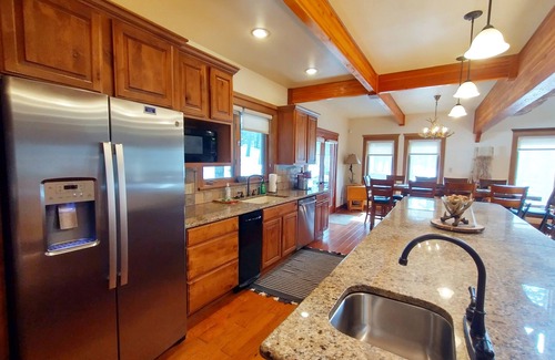 Angel Fire House | Grinning Bear Lodge w/Spacious Deck and Hot Tub