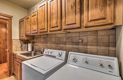Angel Fire House | Grinning Bear Lodge w/Spacious Deck and Hot Tub