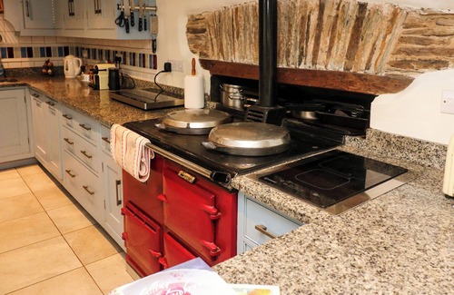 Moreleigh Cottage | GRIPSTONE FARMHOUSE, pet friendly, with open fire in Dartmouth