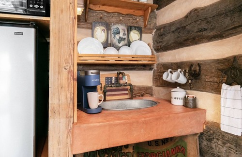 Fredericksburg Cabin | Grist Mill Log Cabin | King Bed | Cozy and Quaint