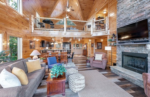 Gatlinburg - Pigeon Forge Cabin | Gritz Carlton- Private Pool, Views, Gamerm, $1089 of FREE tickets each Paid Day