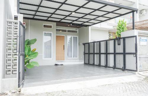Ngaglik House | Griya Mahoni Palagan Homestay Jogja